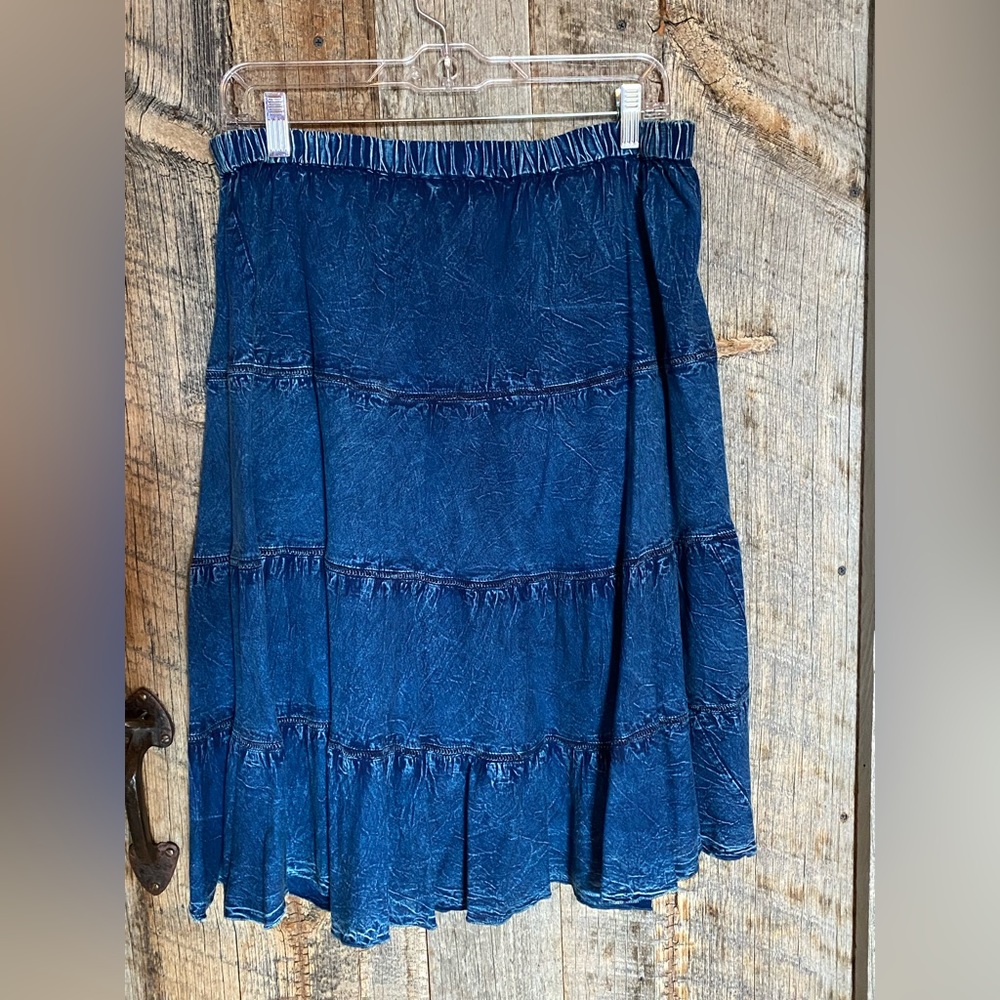 Women’s Rayon ‘denim look’ lightweight swirl skirt new large Studio West Apparel